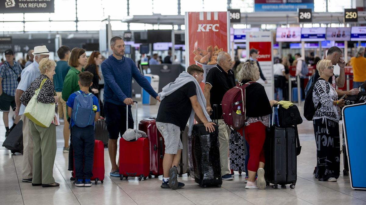 Pozor na nákup „ztraceného kufru“. Podvodníci se vydávají za pražské letiště